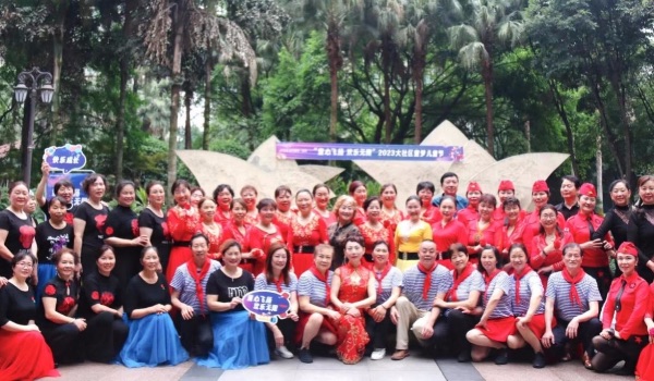 綠韻康城業主社群合影。金科服務供圖