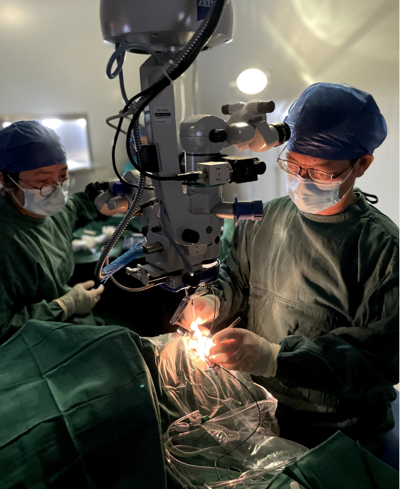 桂君民為患者實施視網膜修復手術。重慶南坪愛爾眼科醫院供圖