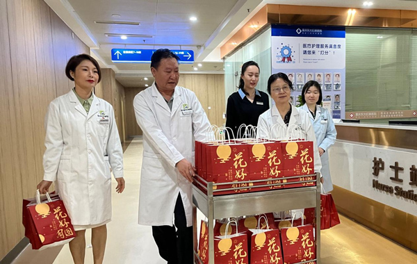 送月餅現場。重慶東大肛腸醫院供圖