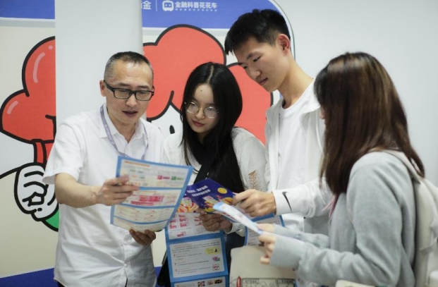 為學生普及金融知識。民生銀行重慶分行供圖