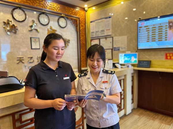 9月25日，武隆區稅務人員走訪酒店宣傳最新稅費優惠政策，輔導申報、開票事宜。傅婧攝