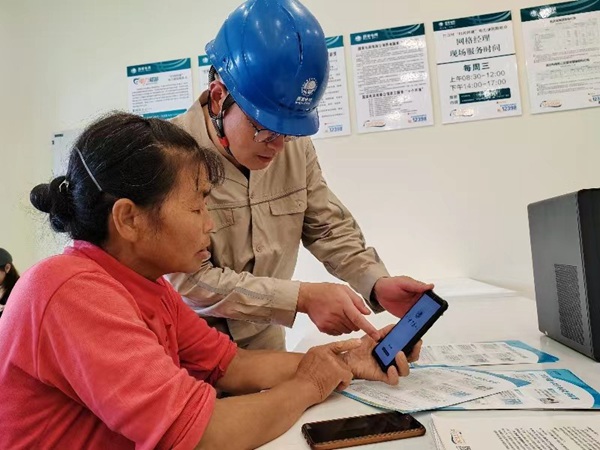 電力便民服務窗口讓村民“辦電不出村”。國網忠縣供電公司供圖