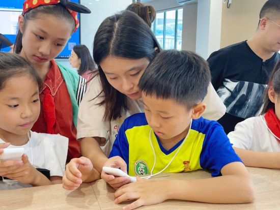 圖為學生們體驗新型英語學習工具。 受訪者供圖