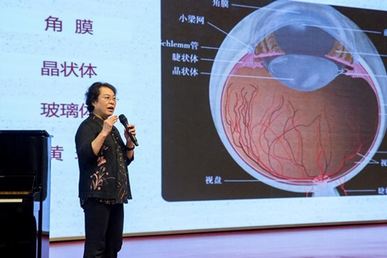 賀翔鴿進行科普講座。永川愛爾眼科醫院供圖