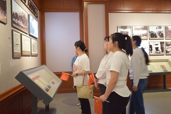 醫務人員參觀學習紅巖精神。重慶迪邦皮膚病醫院供圖