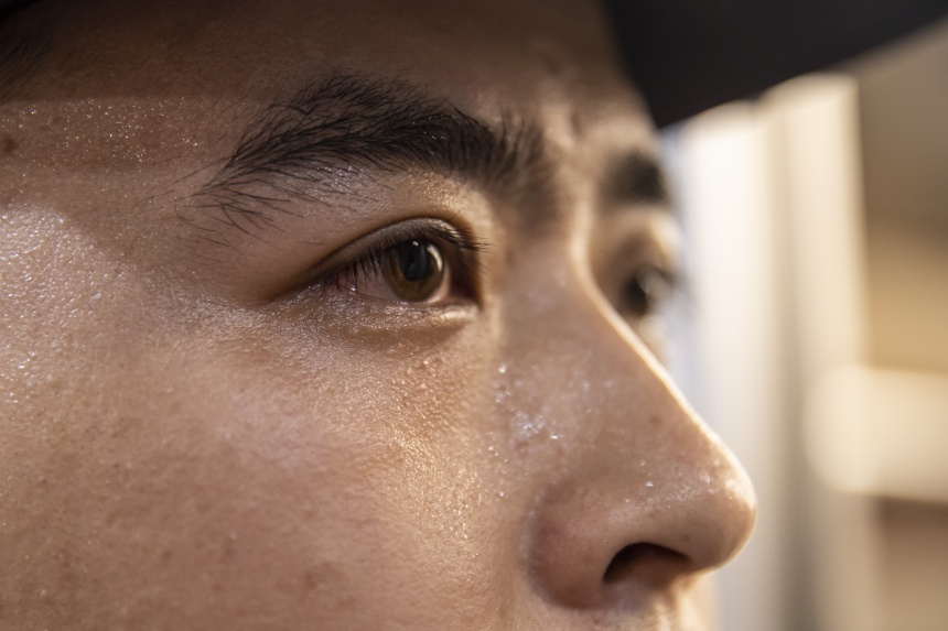 黃同川布滿血絲的眼睛。胡勇攝