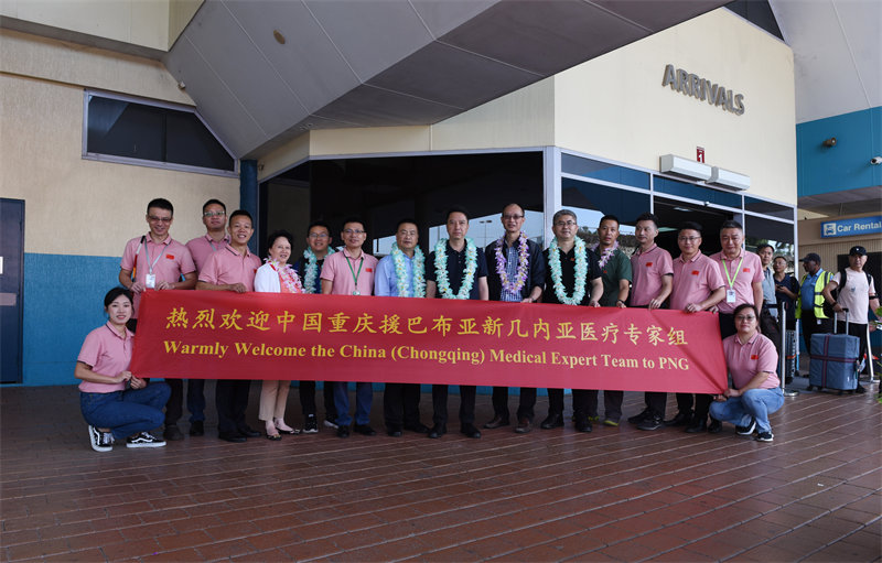 第12批中國（重慶）援巴新醫療隊到機場迎接短期專家組一行。黃楓攝