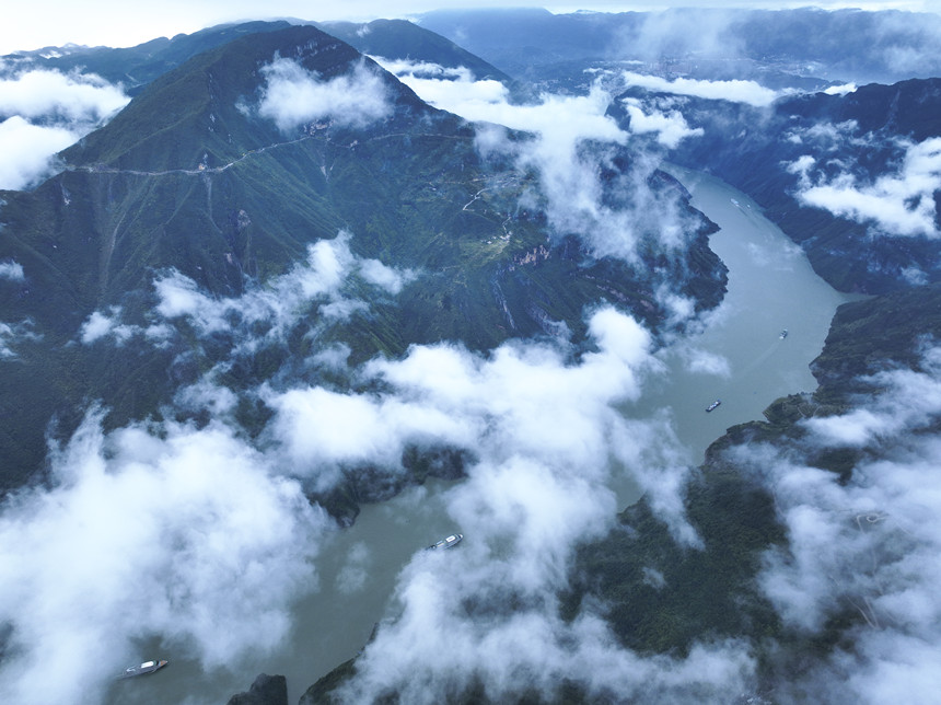 云霧籠罩下的巫峽。唐安冰攝