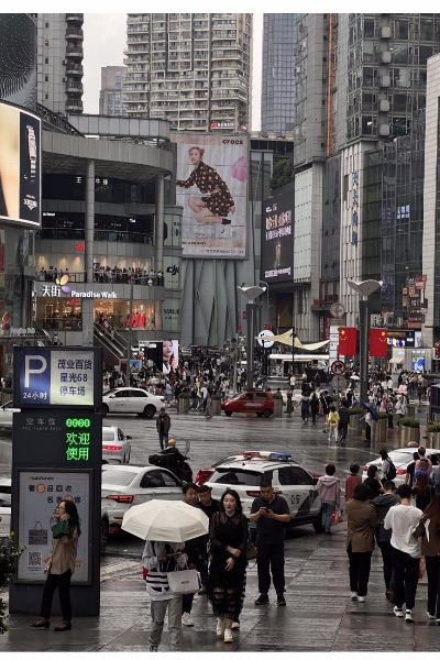 中秋國慶期間，觀音橋商圈人頭攢動。潘珍凈攝