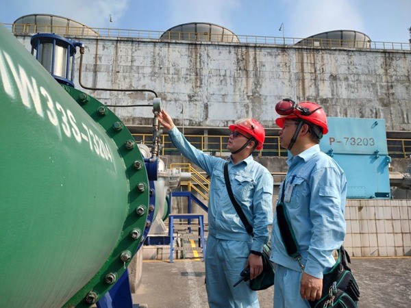 技術人員根據回用量變化進行工藝調整。川維化工公司供圖