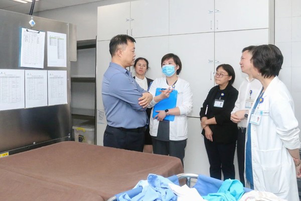 查房現場。重慶安琪兒婦產醫院供圖