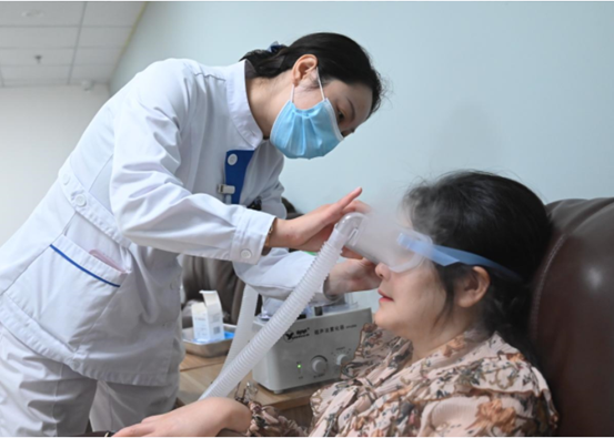 干眼理療。重慶南坪愛爾眼科醫院供圖