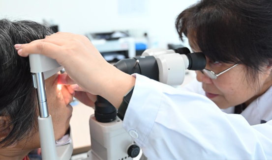 醫生為干眼患者檢查瞼板腺功能。重慶南坪愛爾眼科醫院供圖