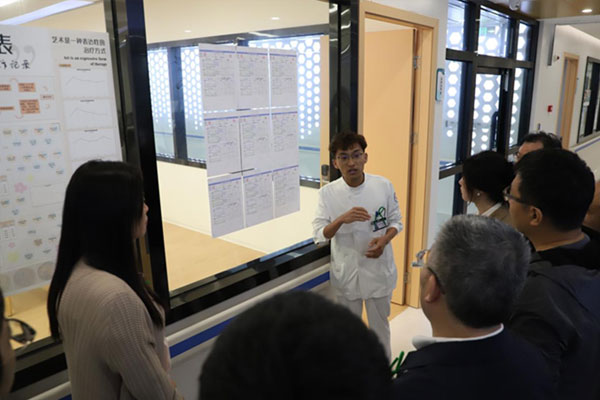 醫務人員向參觀者介紹患者療愈過程中的相關情況。重慶市精神衛生中心供圖