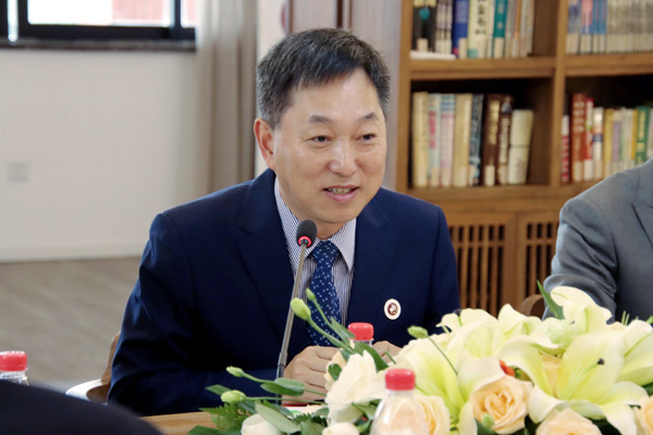 唐宏宇在簽約儀式上講話。重慶一中供圖