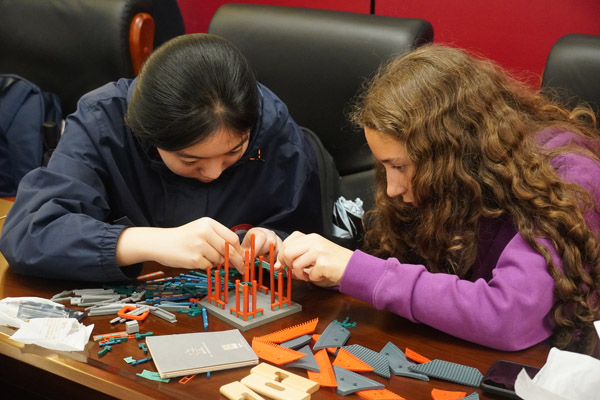 雙方學生合作完成建筑模型搭建。重慶一中供圖