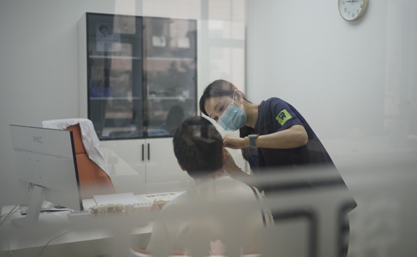 醫生看診中。重慶德貝口腔供圖