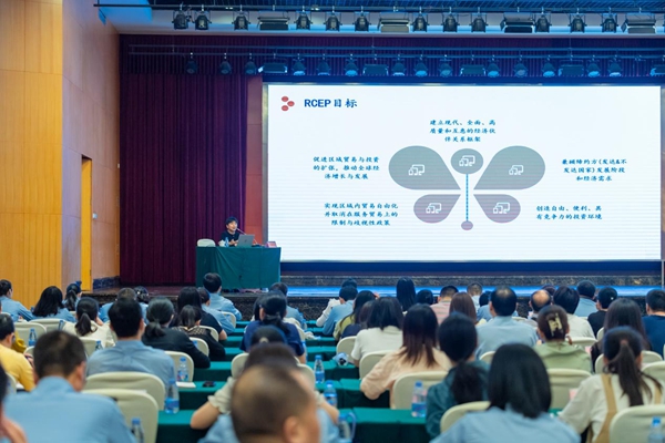 近日，重慶市稅務局“渝稅通”大講堂開講，服務渝企搶灘國外市場。杜超攝