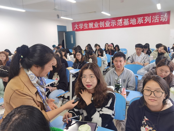 老師和同學們們互動。主辦方供圖