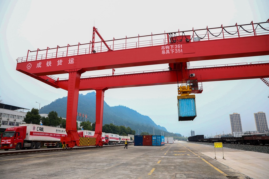 10月12日，秀山站貨場內龍門吊正在吊裝集裝箱。黃圯攝