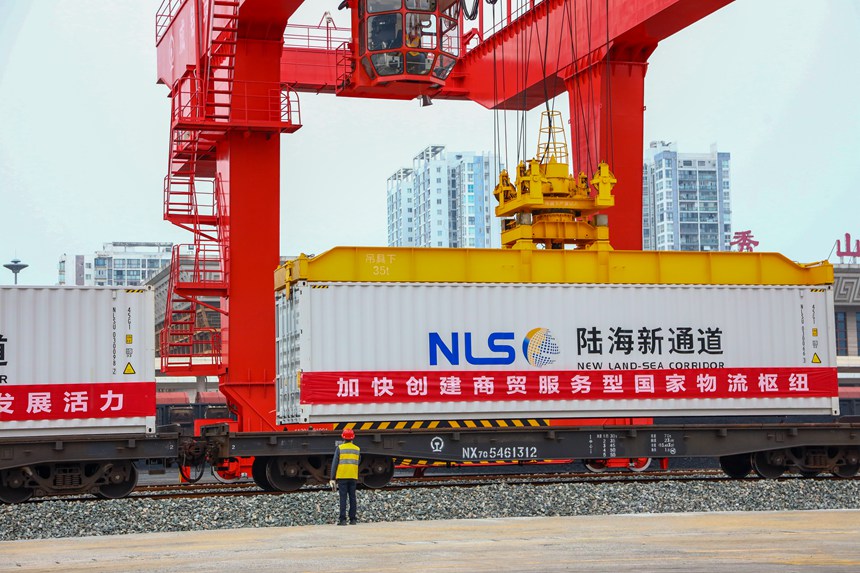 10月12日，秀山站貨場內，作業人員正在盯控龍門吊進行吊裝作業。黃圯攝