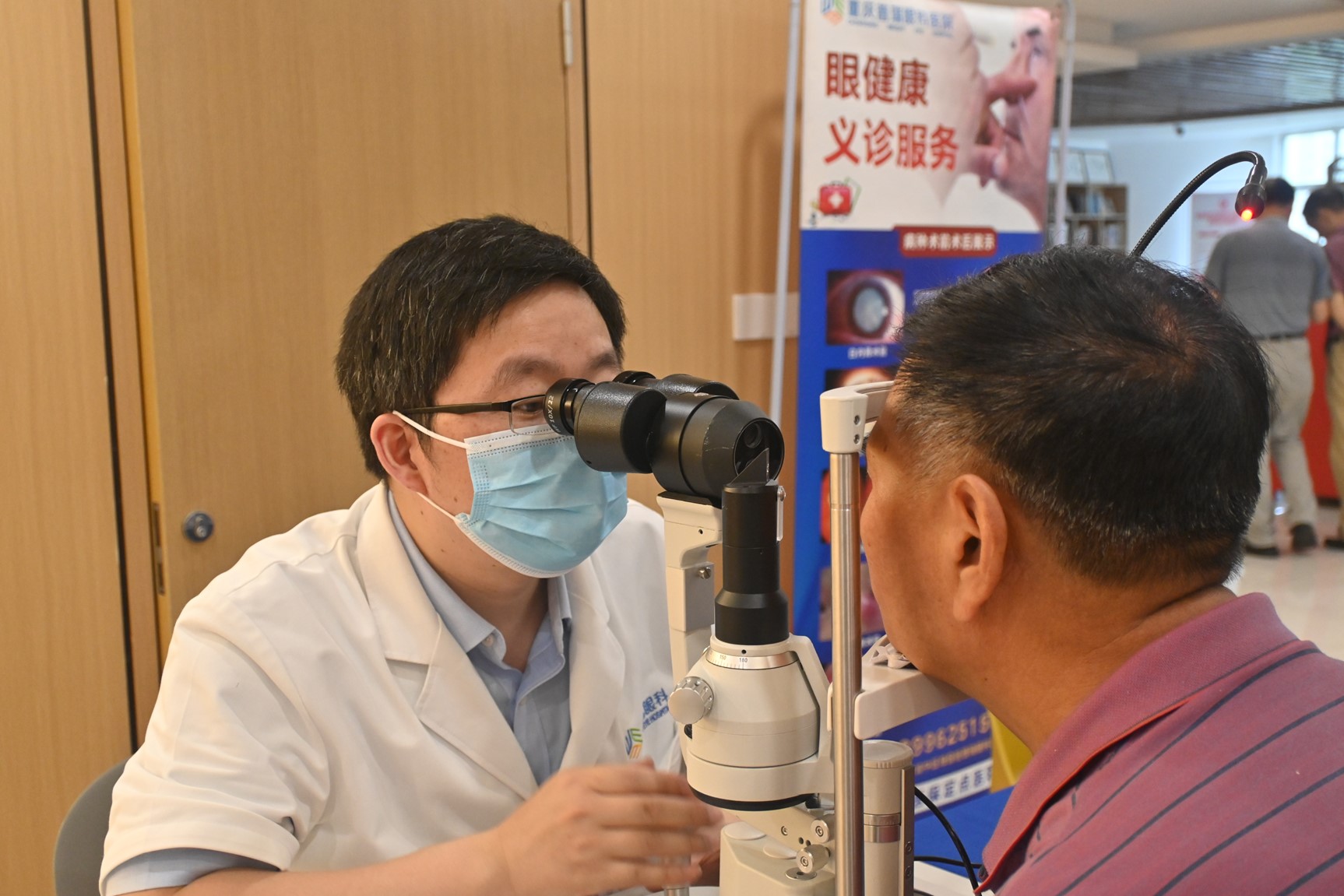 徐奎峰為患者檢查眼睛情況。重慶普瑞眼科醫院供圖