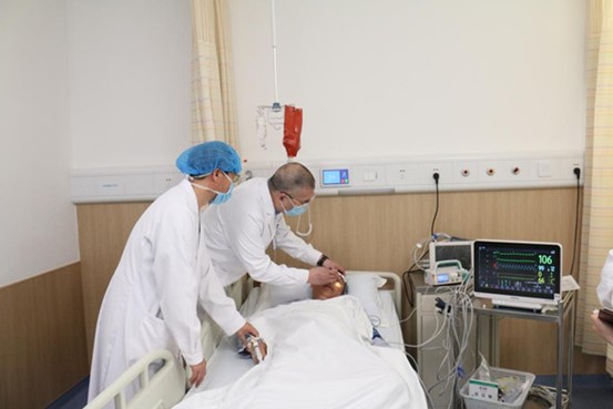 蔣曉江為患者進行治療。重慶西區醫院供圖