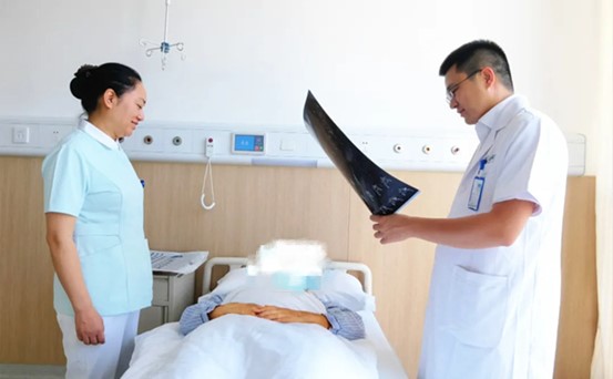 陳賢明和護士長楊柳查房中。重慶西區醫院供圖