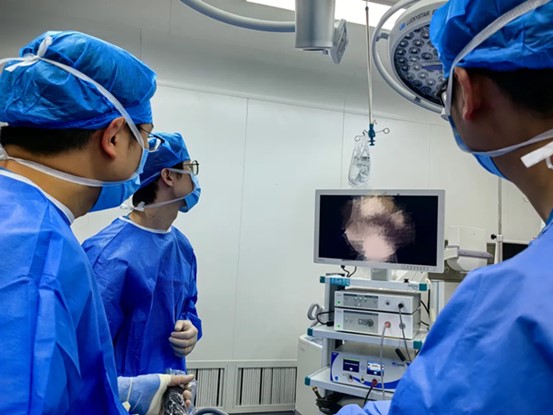 陳賢明團隊進行關節鏡下手術中。重慶西區醫院供圖
