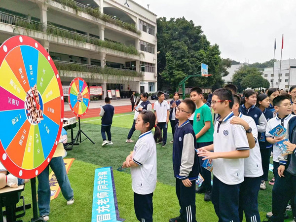 互動游戲區，學生們積極參與金融知識游戲答題活動。光大銀行重慶分行供圖