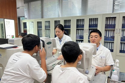 視力檢查。重慶普瑞眼科醫院供圖