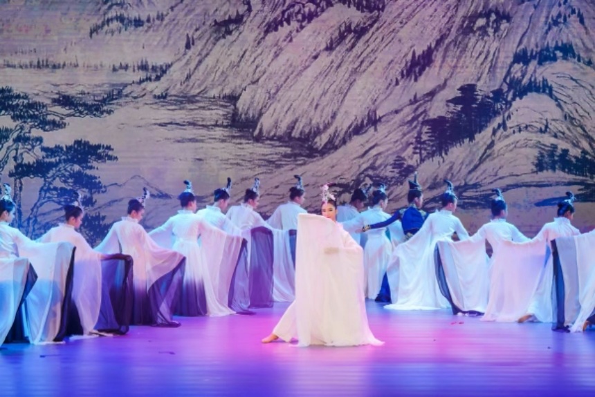 舞蹈團帶來的《白纻舞,在水一方》。南開兩江中學供圖