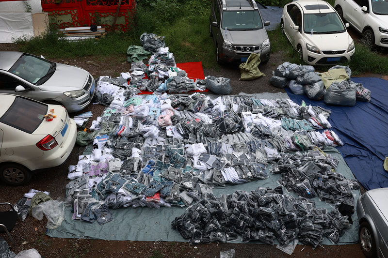 警方在重慶查獲的大量假冒偽劣服飾。巴南區公安分局供圖