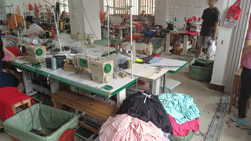 制作假冒偽劣服飾的黑工廠。巴南區公安分局供圖