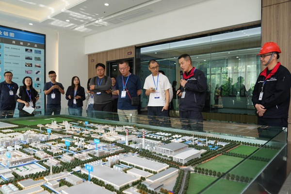 10月17日，在“解碼‘小巨人’——專精特新看中國”網上主題宣傳（重慶站）活動中，多家媒體記者來到重慶華峰新材料產業園，了解企業創新發展情況。郭睿攝