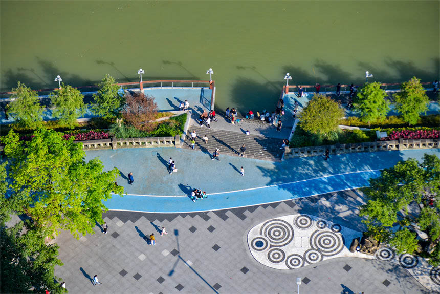 市民和游客紛紛來到江岸，欣賞蓄水帶來的平湖美景。付作嬌攝