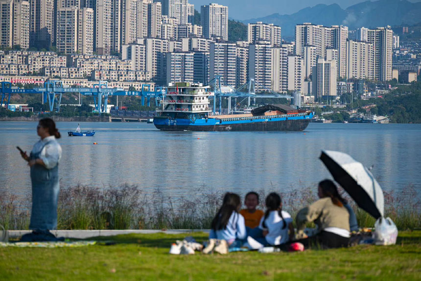 市民和游客紛紛來到江岸，欣賞蓄水帶來的平湖美景。冉孟軍攝