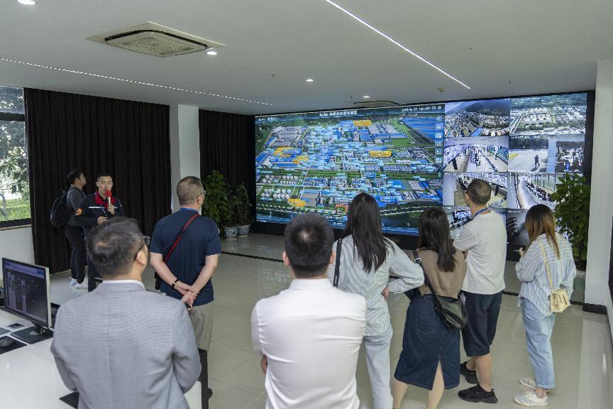 10月17日，在“解碼‘小巨人’——專精特新看中國”網上主題宣傳（重慶站）活動中，媒體記者來到重慶華峰新材料產業園，了解企業創新發展情況。郭睿攝