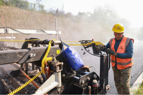 梁開高速施工現場。曾英豪攝