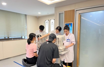 醫生為患者進行眼部檢查。重慶普瑞眼科醫院供圖