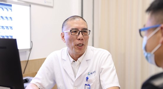 蔣曉江看診。重慶西區醫院供圖