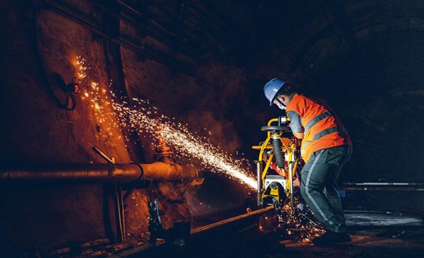 打磨鋼軌的火花瞬間點亮夜空。田芝銘攝
