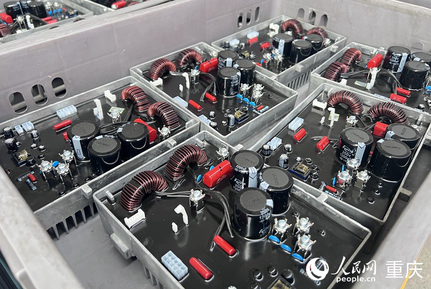 瑜欣電子生產的變流器。人民網記者 胡虹攝