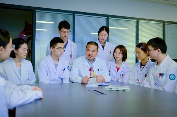 于長青主任組織科室青年醫生開展病例討論