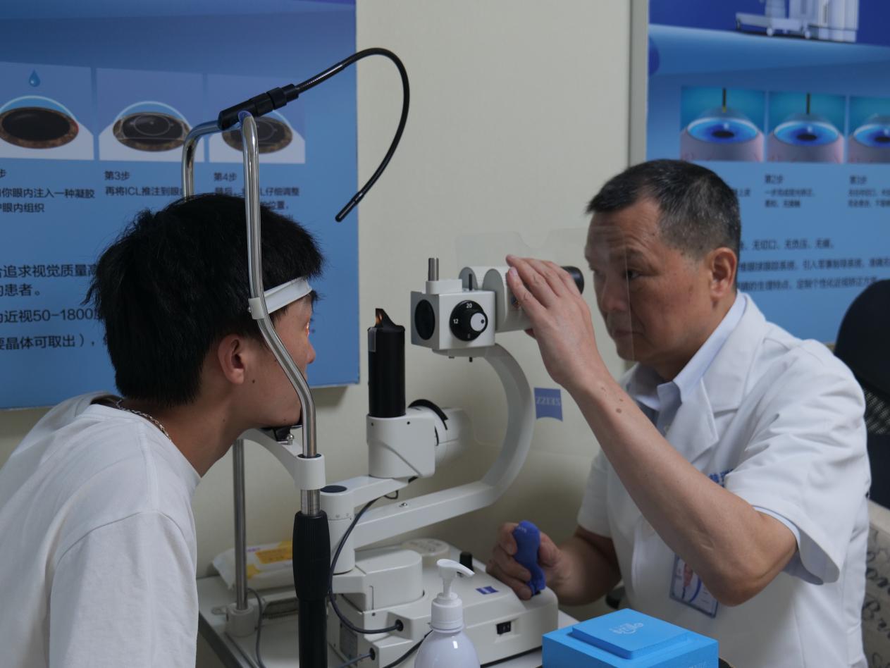 范光忠為患者檢查眼部情況。重慶普瑞眼科醫院供圖
