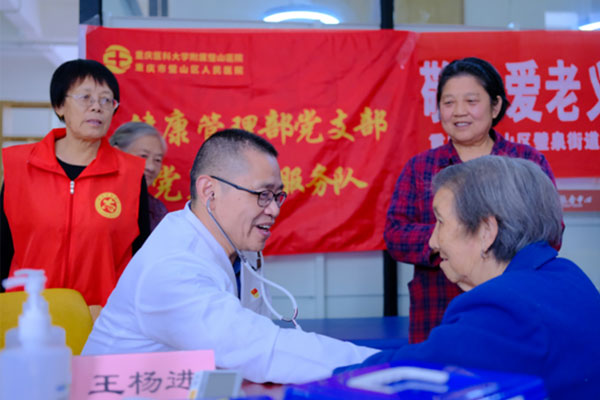 義診現場。胡悅建攝