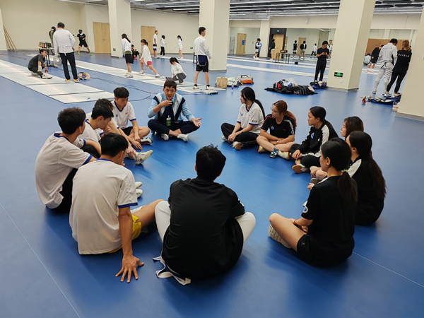 重慶理工大學主教練謝暉進行賽前動員。重慶理工大學供圖