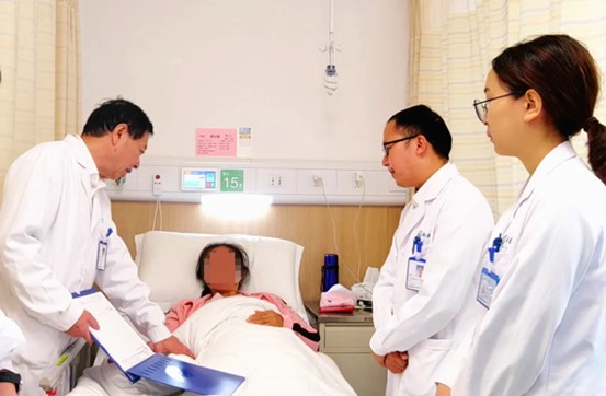 于學軍教授團隊查房。重慶西區醫院供圖
