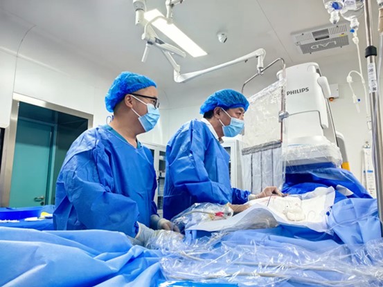 于學軍團隊行射頻消融手術。重慶西區醫院供圖