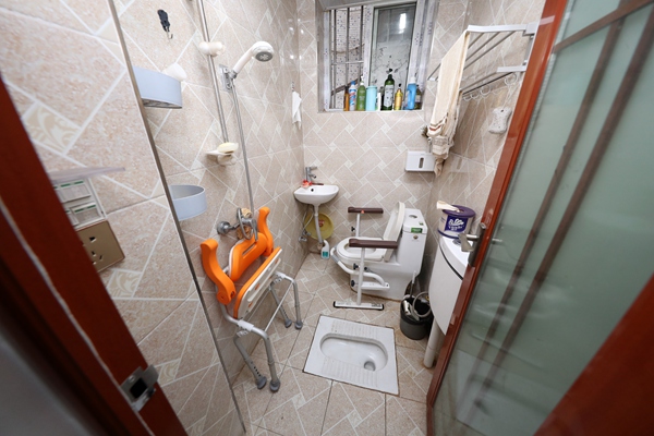 沙坪壩區居家適老化改造，為腿腳不便的空巢老人改造衛生間。重慶市民政局供圖